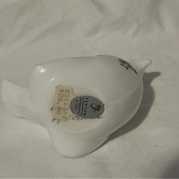 Vintage Fenton milk glass hand painted bird figurine Lilac signed by artist NWT - Picture 4 of 4